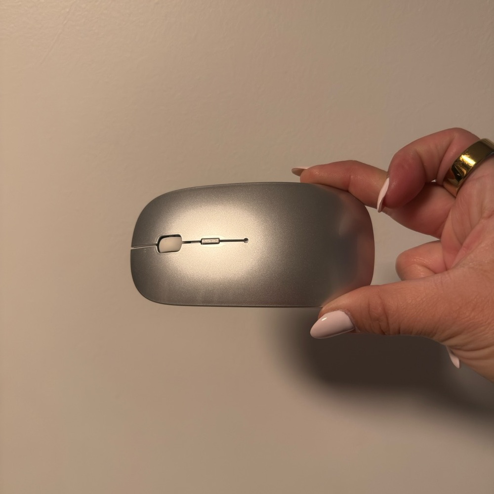 Sleek Silver Wireless Mouse